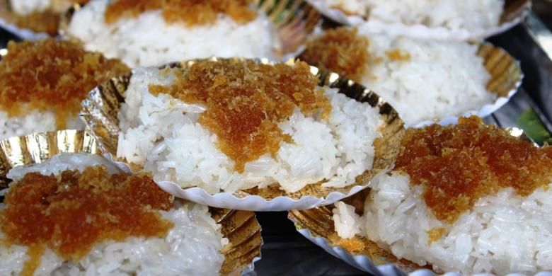 Ketan Unti, yang merupakan beras ketan putih, ditutupi dengan parutan kelapa yang sudah tercampur dengan gula merah. 
