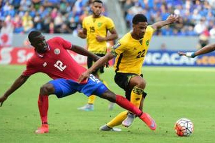 Pemain Kosta Rika, Joel Campbell (kiri), saat berupaya merebut bola dari pemain Jamaika, Garath McCleary, pada laga Grup B Piala Emas 2015, di Stubhub Center, California, Kamis (9/7/2015) pagi WIB.