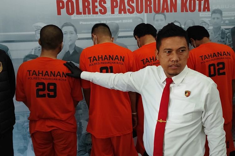 Kasat Reskrim Polres Pasuruan Kota Iptu. Choirul Mustofa sedang menjelaskan masing-masing peran tersangka salah culik seorang santri di Ponpes Metal Kabupaten Pasuruan, Jawa Timur, Senin (28/04/2025) 
