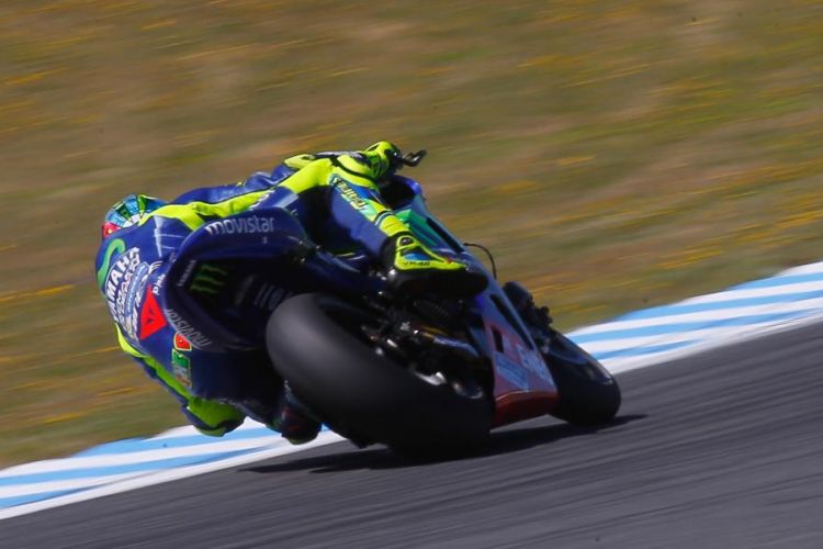 Pebalap Movistar Yamaha MotoGP asal Italia, Valentino Rossi, memacu motornya pada tes di Sirkuit Jerez, Spanyol, Senin (8/5/2017).