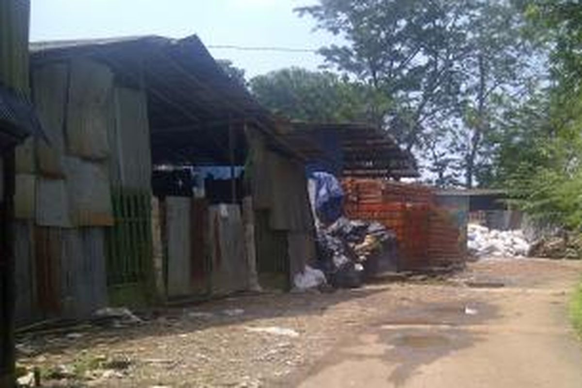 Lapak barang bekas yang dikeluhkan warga karena mencemari udara dan air di lingkungan RW 04, Ciracas, Jakarta Timur. Kamis (31/7/2014).