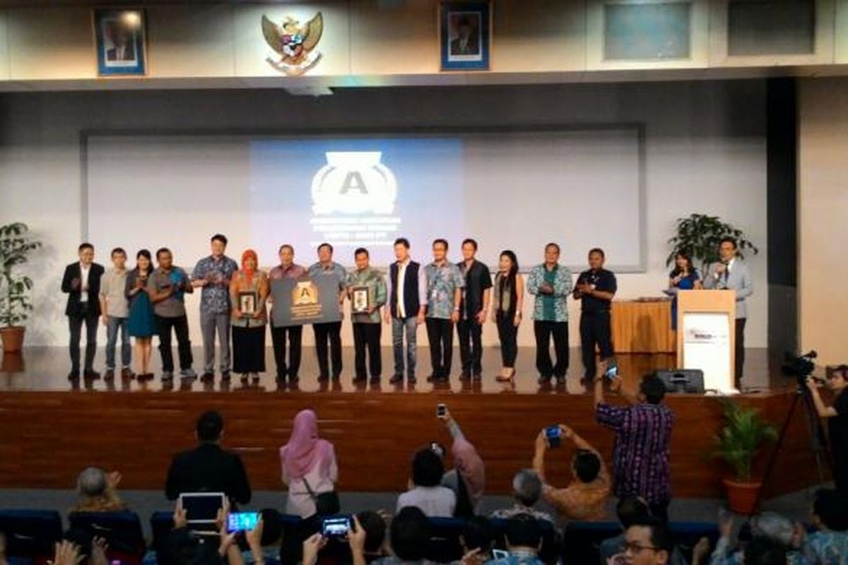 Prof Harjanto Prabowo, Rektor Binus University (tengah), usai menerima penyerahan akreditasi institusi perguruan tinggi (AIPT) dari Badan Akreditasi Nasional Perguruan Tinggi (BAN-PT), Selasa (24/1/2017), di Kampus Binus Anggrek.
