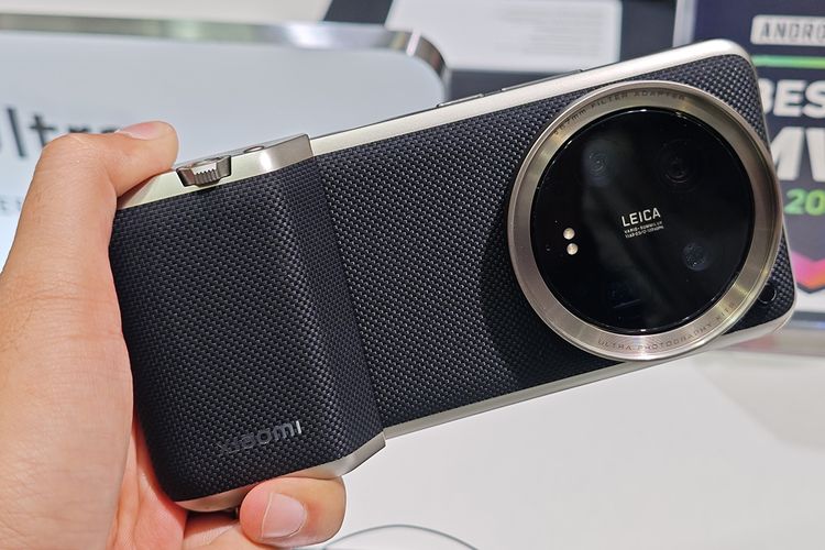 Xiaomi 14 Ultra dengan aksesori Photgraphy Kit