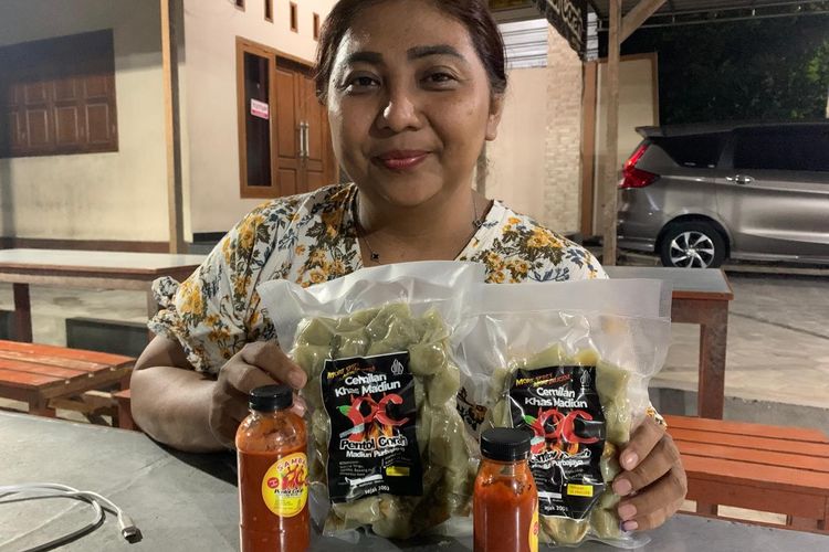 PENTOL CORAH BEKU—Pemilik usaha pentol corah, Eka Prasetyaningtyas menunjukkan pentol corah beku buatannya yang laku terjual hingga luar negeri seperti Taiwan dan Hongkong.