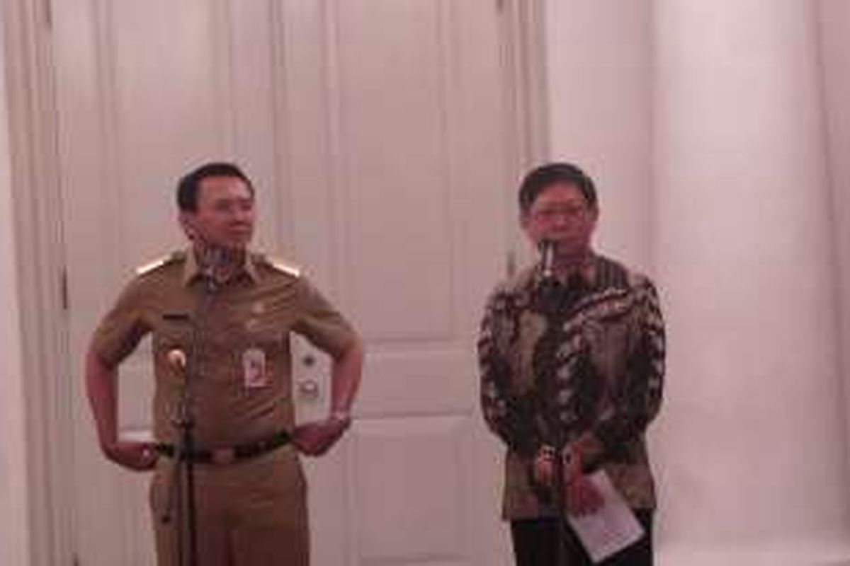 Gubernur DKI Jakarta Basuki Tjahaja Purnama atau Ahok (kiri) dan CEO PT Bumi Serpong Damai Tbk Ridwan Darmali, saat penandatanganan nota kesepahaman kerjasama penyediaan RPTRA dan RTH di Kalijodo. Penandatanganan dilakukan di Balai Kota, Senin (23/5/2016).