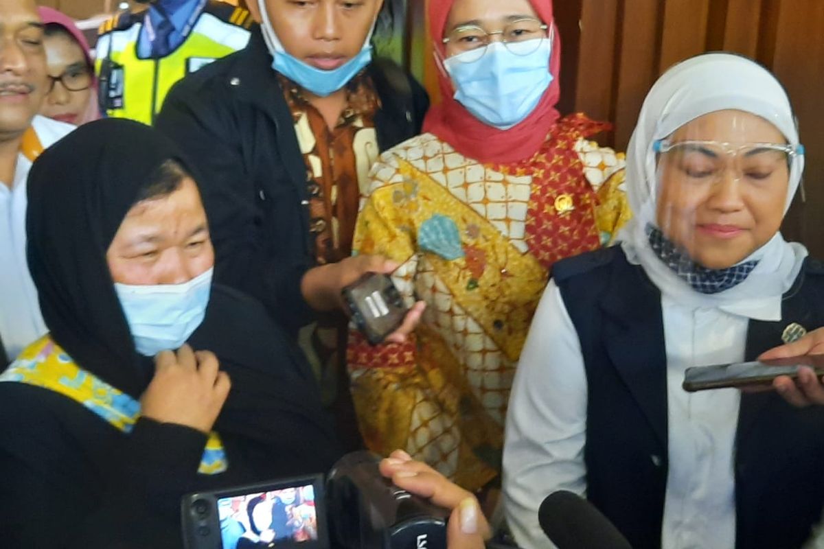 Menteri Ketenagakerjaan Ida Fauziyah menyambut Pekerja Migran Indonesia (PMI) dari Arab Saudi yang telah berhasil lolos dari jeratan hukuman mati di Bandara Internasional Soekarno Hatta, Cengkareng, Senin (6/7/2020) sore.