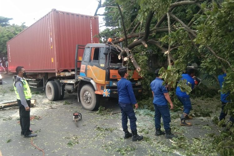 Proses evakuasi truk kontainer yang menabrak pohon di Jalan Raya Parung-Ciputat, Sawangan, Depok, pada Selasa (28/2/2023).