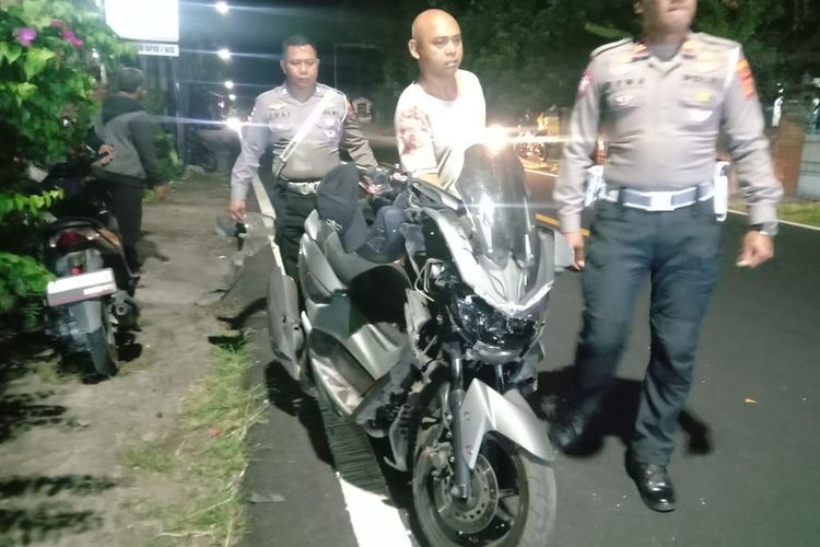 Polisi melakukan olah TKP kecelakaan maut yang menewaskan anggota Polri di Jalan Raya Seririt-Singaraja, Desa Dencarik, Kecamatan Banjar, Kabupaten Buleleng, Provinsi Bali.