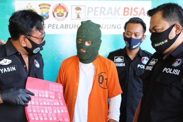 Kasat Resnarkoba Polres Pelabuhan Tanjung Perak, AKP M Yasin (kiri) saat menunjukkan tersangka dan barang bukti narkoba dari kakak kandung Freddy Budiman. 
