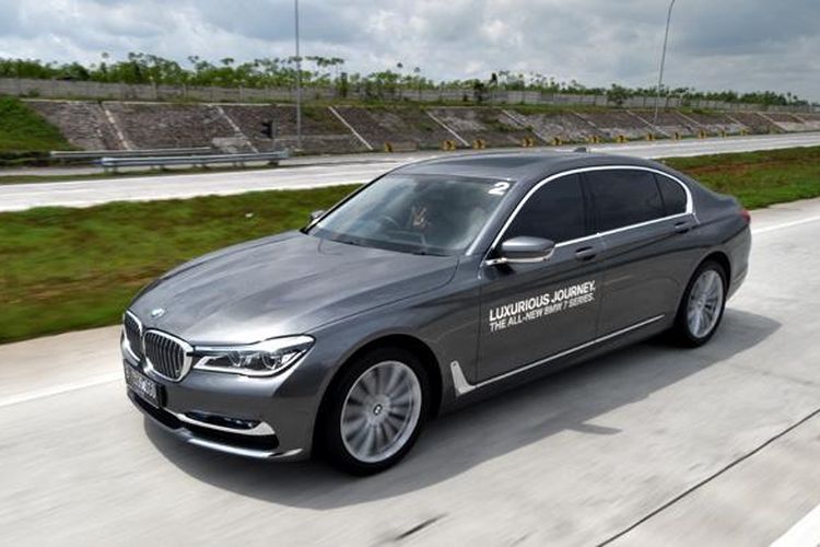 Test Drive BMW Seri 7, tenaganya mengesankan.