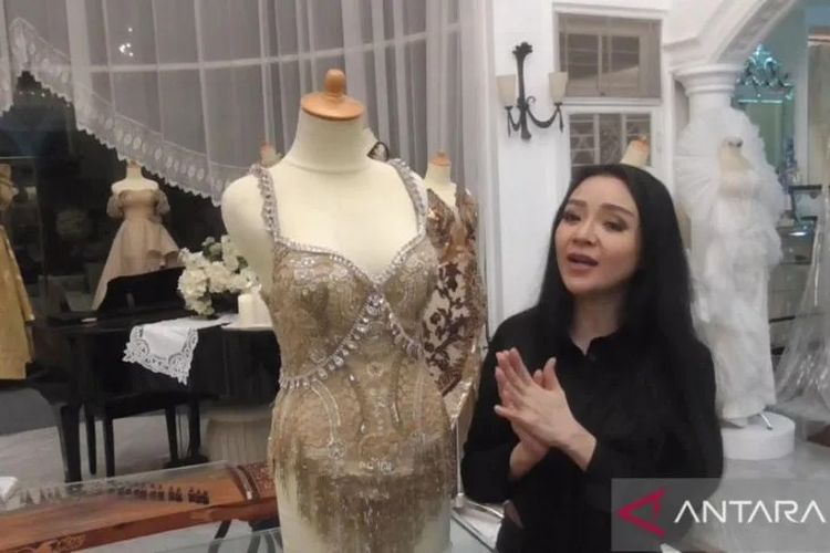 Desainer Surabaya rancang busana untuk selebriti papan atas dunia.