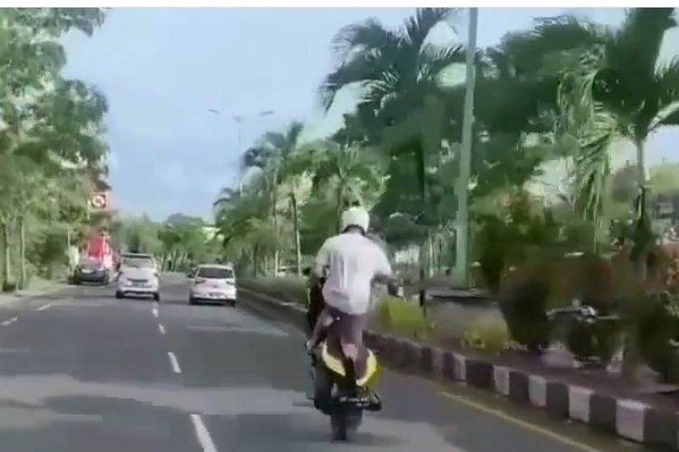 Aksi turis asing freestyle di Jalan Raya viral di Bali