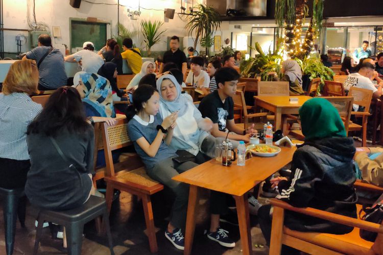 Salah satu restoran di M Bloc Space ramai pengunjung.