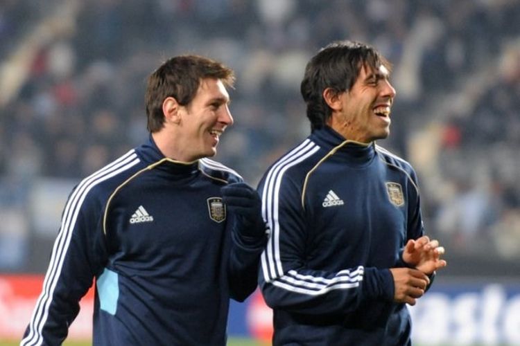 Lionel Messi (kiri) bersama Carlos Tevez (kanan) ketika bersiap membela timnas Argentina pada laga Grup A Copa America 2021 kontra Bolivia, 1 Juli 2011.