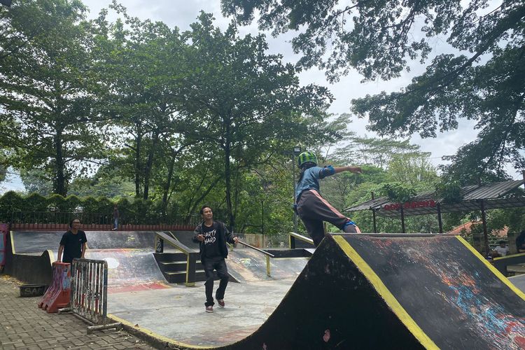 Bermain skateboard di skatepark lapangan Sempur pada pagi hari, Sabtu (4/2/2023). 