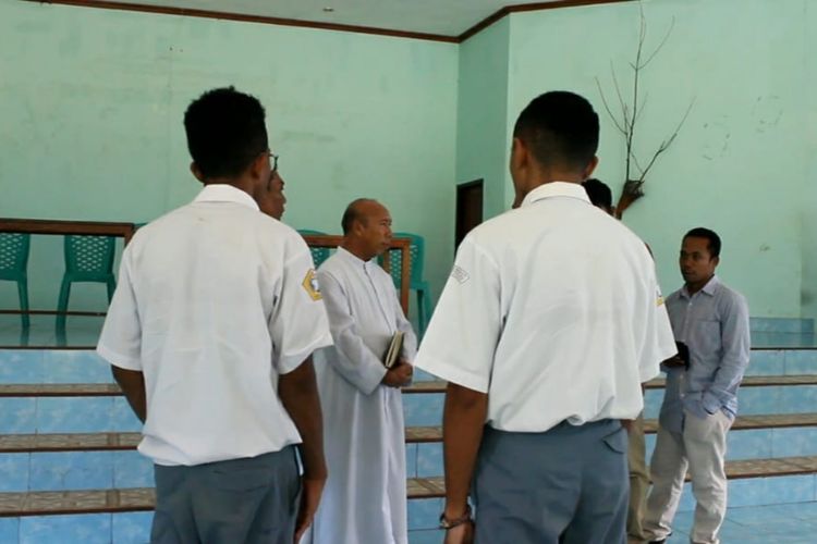 Foto : Suasana setelah rapat bersama antara pihak sekolah dan orangtua siswa di aula Seminari Bunda Segala Bangsa, Maumere, Kabupaten Sikka, NTT, Selasa (25/2/2020).