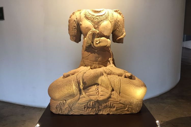 Replika Arca Prajnaparamita di Museum Batik Indonesia