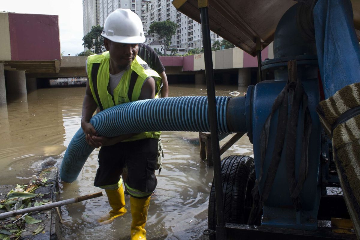 Petugas menyelesaikan pengerjaan penyedotan air yang menggenangi Underpass Ghandi, Kemayoran, Jakarta Pusat, Minggu (2/2/2020). Jalan lintas bawah tersebut kembali tergenang banjir hingga ketinggian 2 meter.