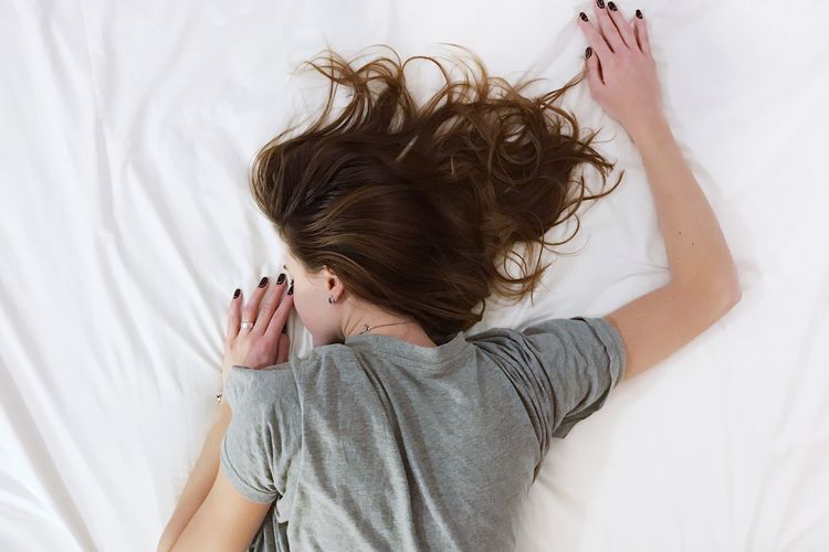 Tidur tanpa bantal memiliki plus minus tersendiri.