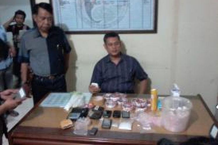 Satuan Narkoba Polrestabes Makassar menggelar barang bukti narkoba sitaan dari tersangka Ade.