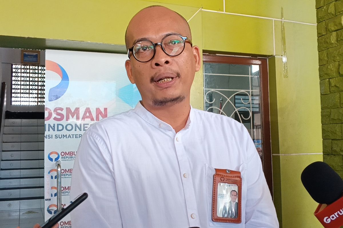 Kepala Ombudsman Sumut, James Marihot saat diwawancarai di kantornya, Selasa (14/1/2025)