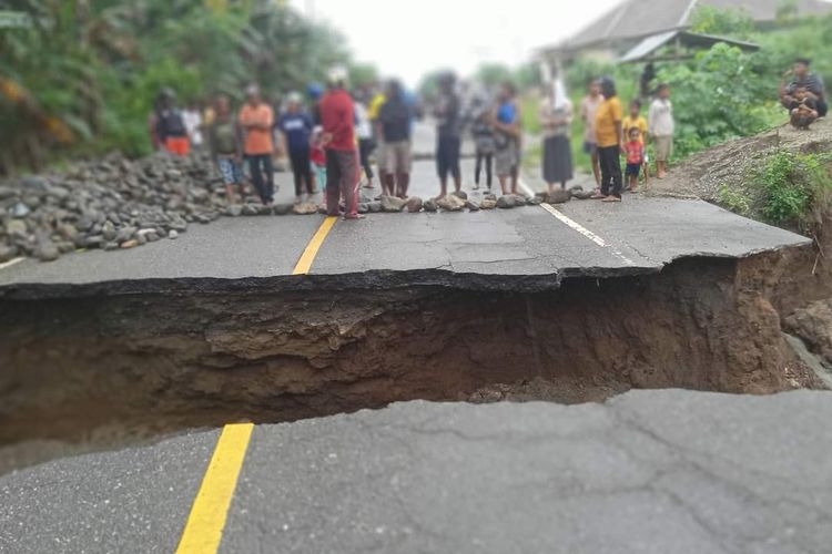 Ruas jalan Lintas Seram yang berada di Desa Nuruwe, Kecamatan Kairatu Barat, Kabupaten Seram Bagian Barat, Maluku ambles, Kamis (31/3/2022).