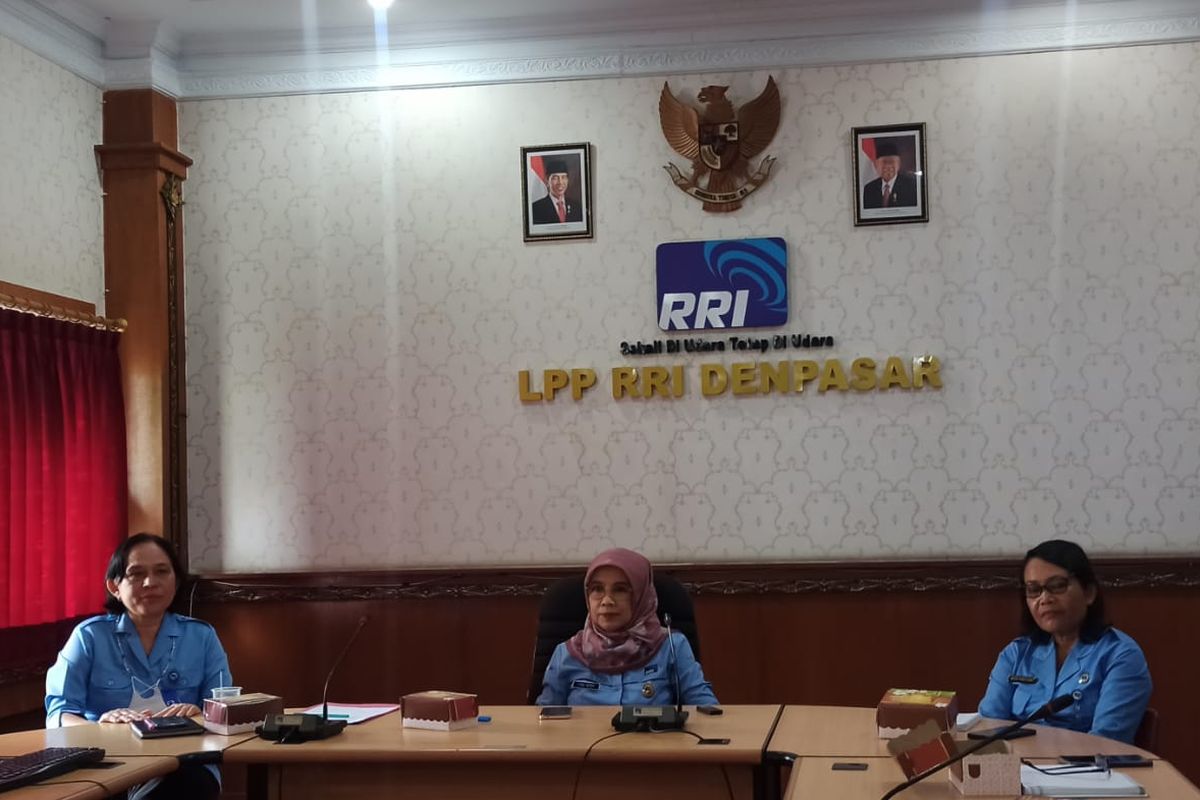 Kepala LPP RRI Stasiun Denpasar, Teguh Yuli Astuti (tengah) saat memberikan klarifikasi terkait kepemilikan rumah yang roboh usai dihantam angin kencang di Jalan Melati, Gang 41, Denpasar, pada Rabu (8/2/2023). Kompas.com/ Yohanes Valdi Seriang Ginta