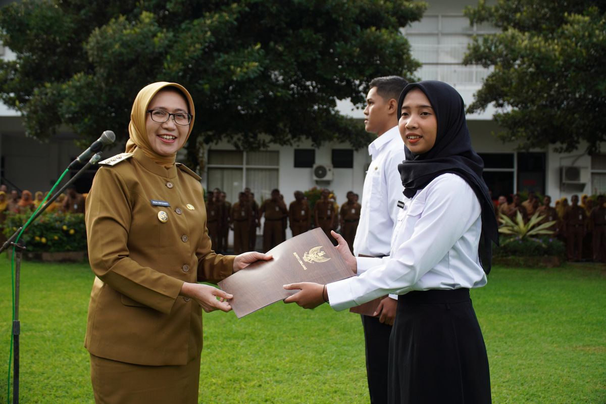 Bupati Lumajang Indah Amperawati serahkan SK CPNS, Senin (28/4/2025)