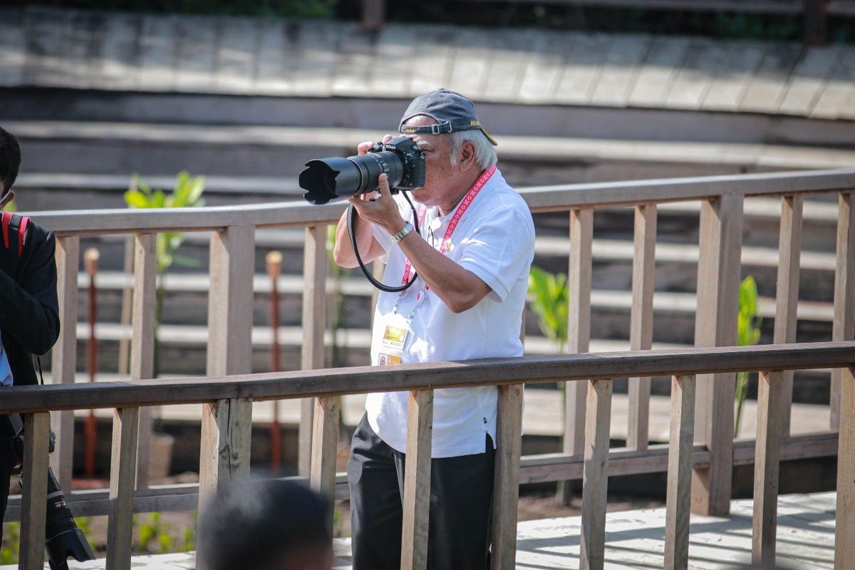 Sosok Menteri Pekerjaan Umum dan Perumahan Rakyat (PUPR) Basuki Hadimuljono yang menenteng kamera saat Presiden Joko Widodo mengajak tamu G20 meninjau kawasan konservasi Mangrove Tahura di Denpasar, Bali pada Rabu (16/11/2022) menjadi sorotan warganet.