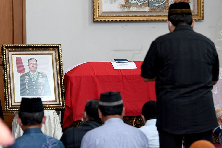 Sejumlah kerabat berdoa di depan peti jenazah dari Jenderal TNI (Purn) Djoko Santoso di rumah duka kawasan Bambu Apus Raya, Jakarta Timur, Minggu (10/5/2020). Mantan Panglima TNI Jenderal TNI (Purn) Djoko Santoso meninggal dunia usai dirawat di Rumah Sakit Pusat Angkatan Darat (RSPAD) Gatot Soebroto, Jakarta Pusat, karena mengalami pendarahan otak.