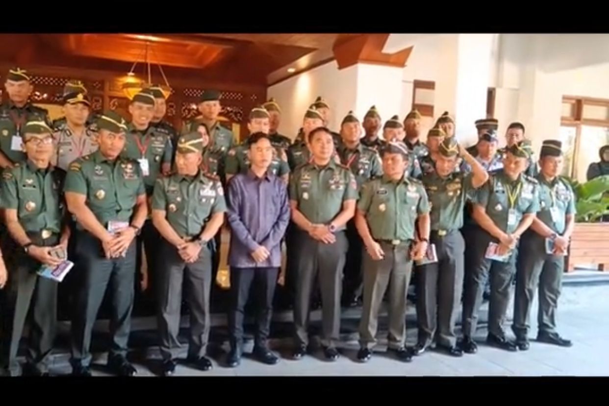 Viral Foto Gibran Bareng Perwira TNI, Calon Panglima Agus Subiyanto Beri Penjelasan