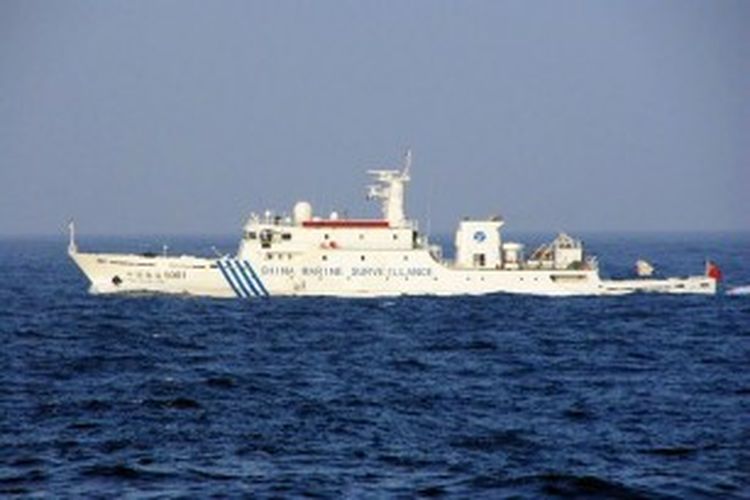 Foto ini diambil pasukan penjaga pantai Jepang pada 27 Juni lalu, saat sebuah kapal pengintai China berlayar di perairan yang menjadi perebutan kedua negara.