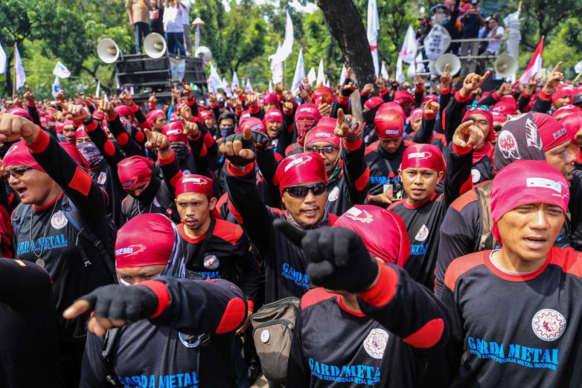 Massa dari berbagai organisasi buruh melakukan aksi unjuk rasa di depan Balai Kota DKI Jakarta, Jalan Medan Merdeka Selatan, Sabtu (10/11/2017). Buruh menolak upah minimum provinsi DKI Jakarta 2018 yang telah ditetapkan Gubernur DKI Jakarta Anies Baswedan.