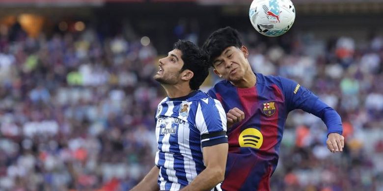 Pedro Dro Fernandez Goncalo Guedes berduel udara dalam pertandingan sepak bola Liga Spanyol antara FC Barcelona vs Real Sociedad di Estadi Olimpic Lluis Companys di Barcelona pada 28 September 2025. (Foto oleh Josep LAGO / AFP)