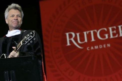 Jon Bon Jovi Bermain Gitar di Pidato Wisuda Universitas Rutgers