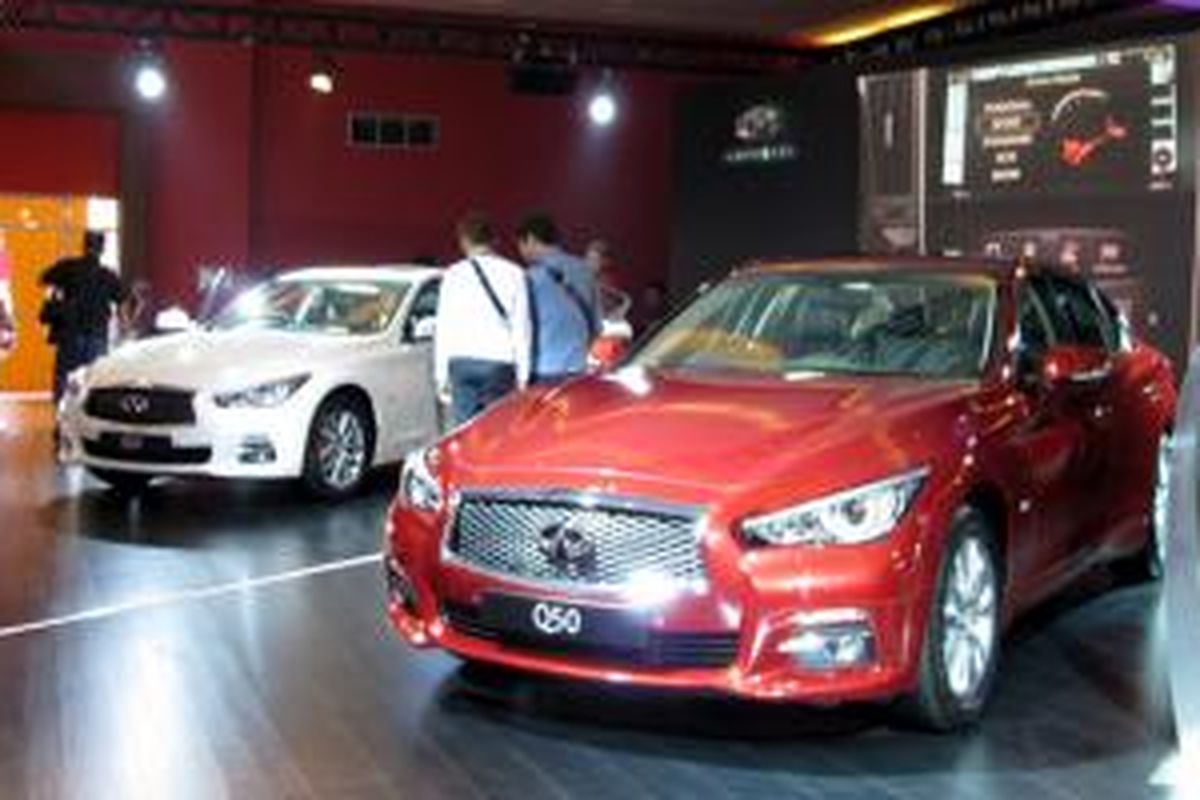 IIMS Q50 didiskon Rp 95 juta. Kalau ingin mobil seken, wiraniagai di IIMS bisa menyediakannya.