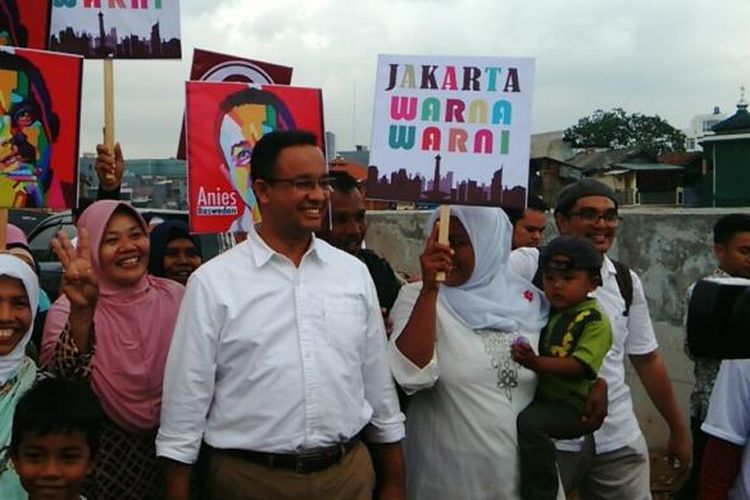 Calon gubernur DKI Anies Baswedan disela kampanyenya di kawasan bekas penertiban Bukit Duri, untuk normalisasi Sungai Ciliwung di RW 12 Bukit Duri, Tebet, Jakarta Selatan, Senin (9/1/2017). 