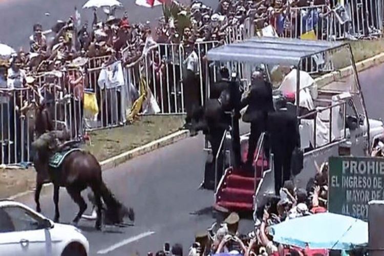 Detik-detik ketika seorang petugas polisi perempuan terjatuh dari kudanya saat rombongan Paus Fransiskus lewat di Iquique, Chile, Kamis (18/1/2018). Fransiskus kemudian berhenti, dan turun untuk menolong polisi tersebut.