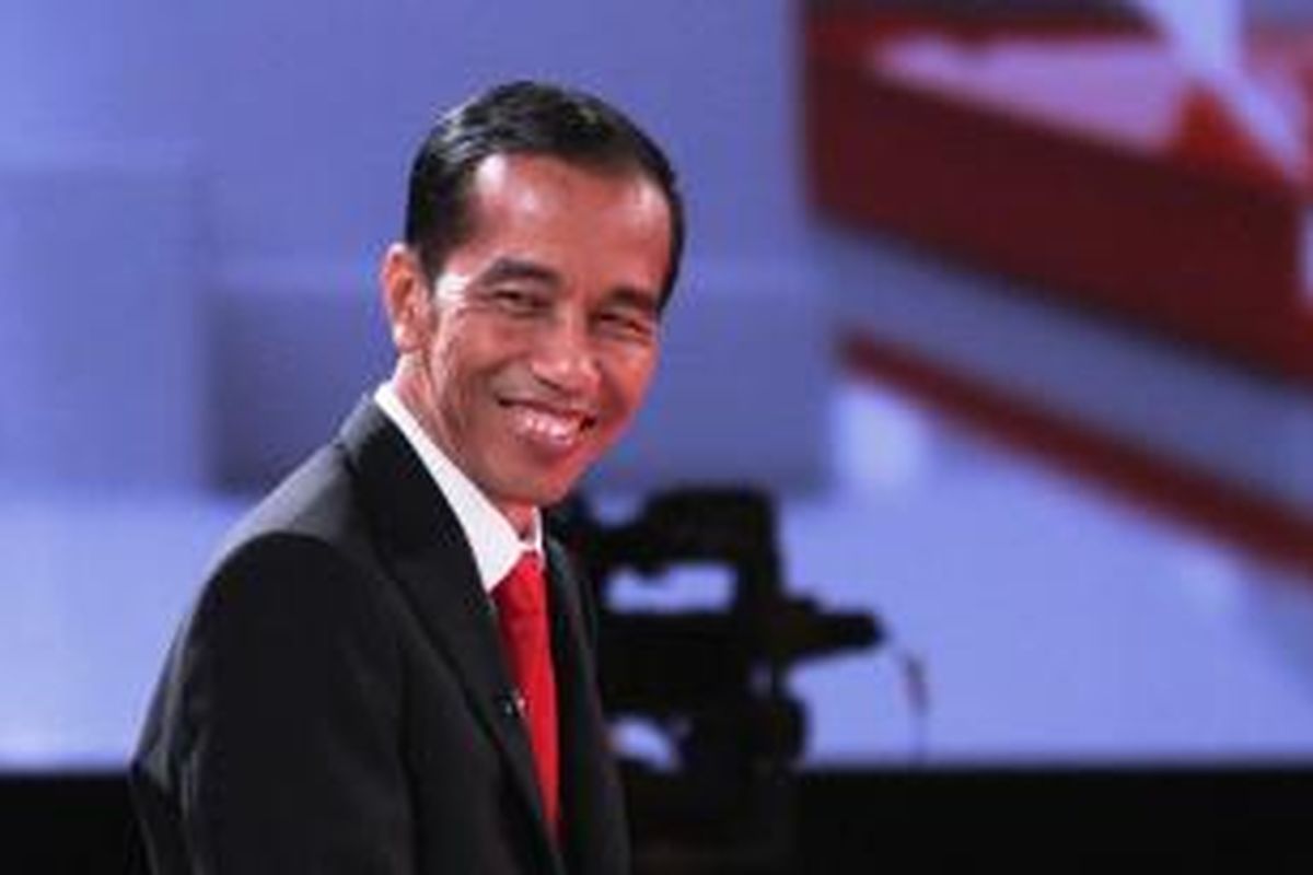 Calon Presiden Joko Widodo menyampaikan visi misinya terkait ekonomi bangsa dalam acara debat Capres sesi II di Hotel Gran Melia, Jakarta, Minggu (15/6/2014).