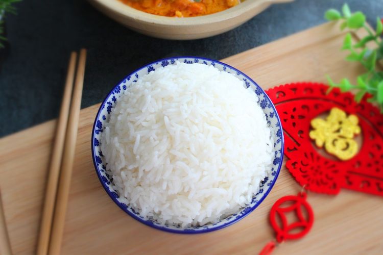 Nasi adalah contoh makanan sumber karbohidrat