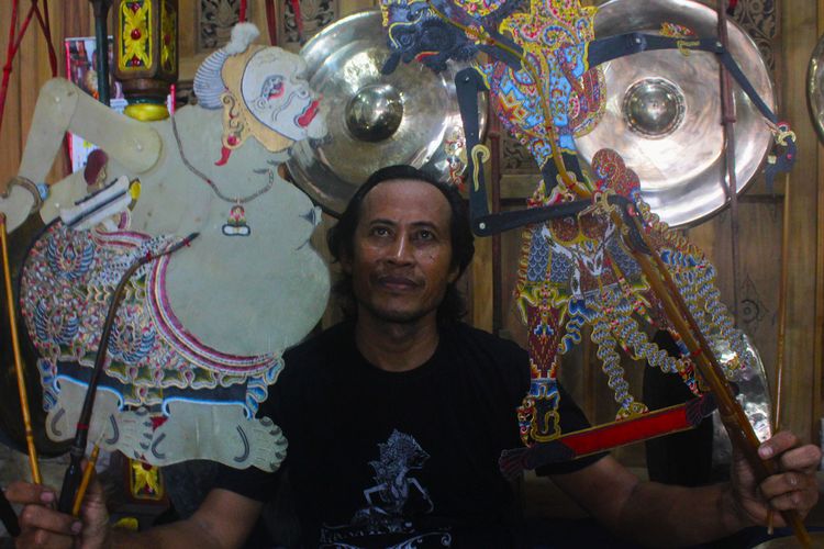 Dalang Jenggleng, menempuh cara tak lazim untuk mendekatkan seni wayang kepada generasi muda di Magetan. Cara mengemas pagelaran wayang dengan sebutan wayang jenggleng untuk meraih penonton generasi muda menurut sebagian seniman klasik dinilai abnormal.