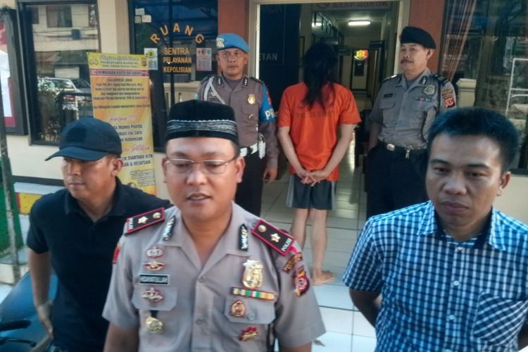 Kapolsek Bandung Wetan Kompol Hidayatullah tengah menjelaskan motif pelaku yang menyamar menjadi perempuan berhijab untuk mencuri motor di kos-kosan.