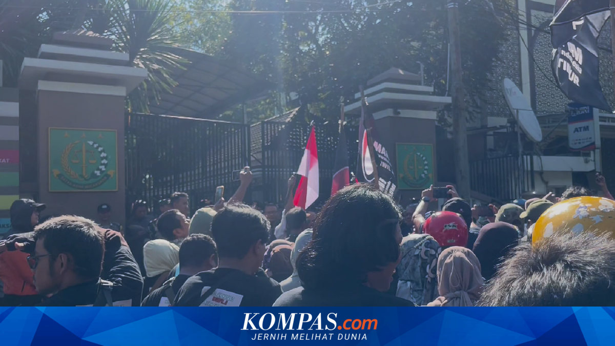 Massa Demo Kejati Jatim, Sorot Temuan Emas dan Uang Tunai Diduga Terkait Oknum Jampidsus