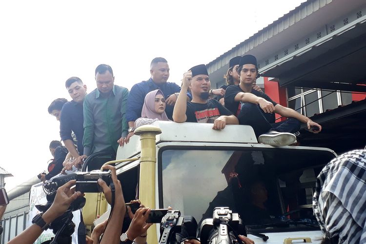 Musisi Ahmad Dhani bersama keluarganya di mobil komando usai keluar dari Rutan Kelas 1 Cipinang menuju kediamannya di daerah Pondok Indah, Jakarta Selatan, Senin (30/12/2019).