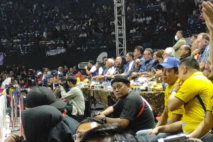 Mantan Presiden Republik Indonesia, Susilo Bambang Yudhoyono (SBY), ditemani Agus Harimurti Yudhoyono hadir langsung menyaksikan laga Grand Final Proliga 2023 antara Jakarta LaVani Allo Bank dan Jakarta Bhayangkara Presisi di GOR Amongrogo, Yogyakarta, pada Minggu (19/3/2023) malam WIB.