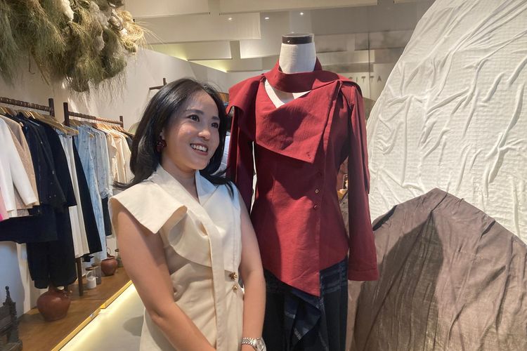 Creative Director SukkhaCitta Anastasia Setiobudi dalam peluncuran koleksi terbaru SukkhaCitta bertajuk PERTIWI: A Modern Heritage Edit di toko SukkhaCitta, ASHTA District 8, Jakarta Selatan, Rabu (27/8/2025).