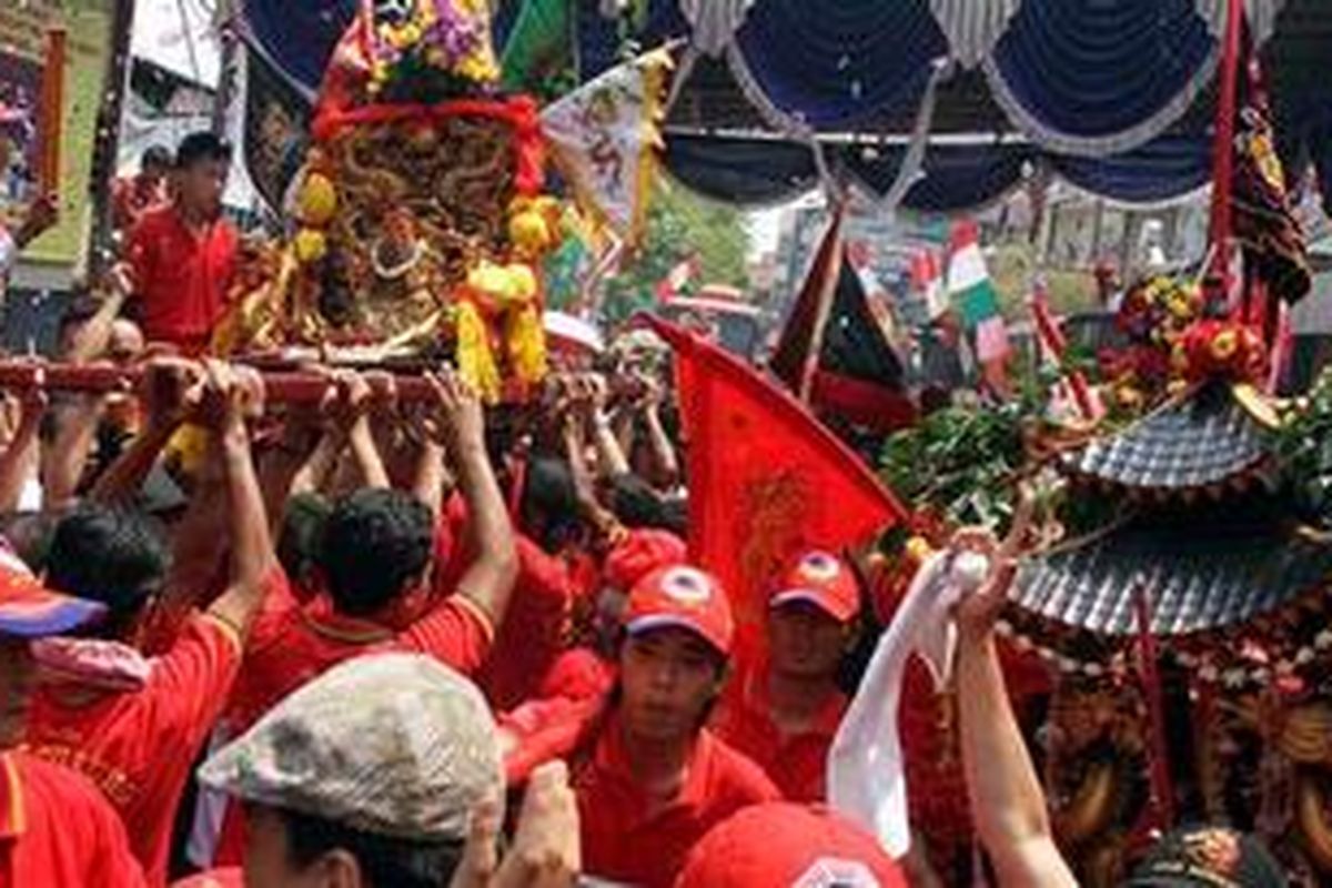 Ratusan orang mengikuti kirab Bio Fat Cu Kung dengan membawa Joli dan menggunakan pakaian seperti dewa dewi di Jalan Kemenangan Glodok Jakarta Barat, Minggu (21/10/2012). Sebanyak 82 Joli yang berisi Kong Cu atau dewa dewi dari berbagai Vihara seperti Jakarta, Jawa Barat, Banten, Jawa Tengah, Bali, dan Manado mengikuti kirab untuk merayakan hari jadi Vihara Fat Cu Kung. 