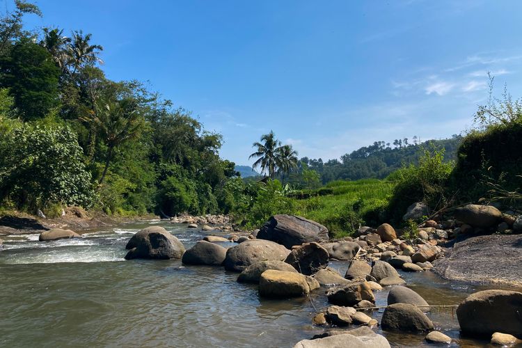 Aliran sungai di Kecamatan Babakan Madang, Kabupaten Bogor, Rabu (26/5/2021).