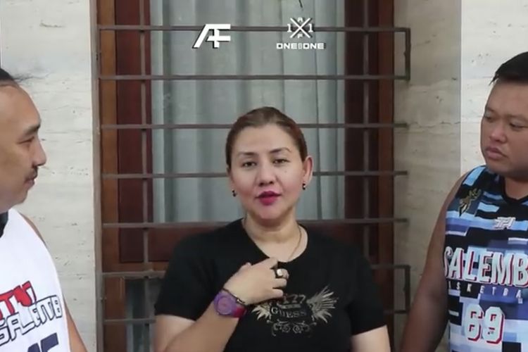 Augue Fantinus, Serevina Silaen dan Reza Bukan sedang berbincang.(Bidikan kanal YouTube Augie Fantinus) 