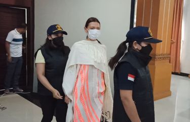 Foto WN Rusia Berpose Telanjang di Pohon Sakral Bali Ternyata ...
